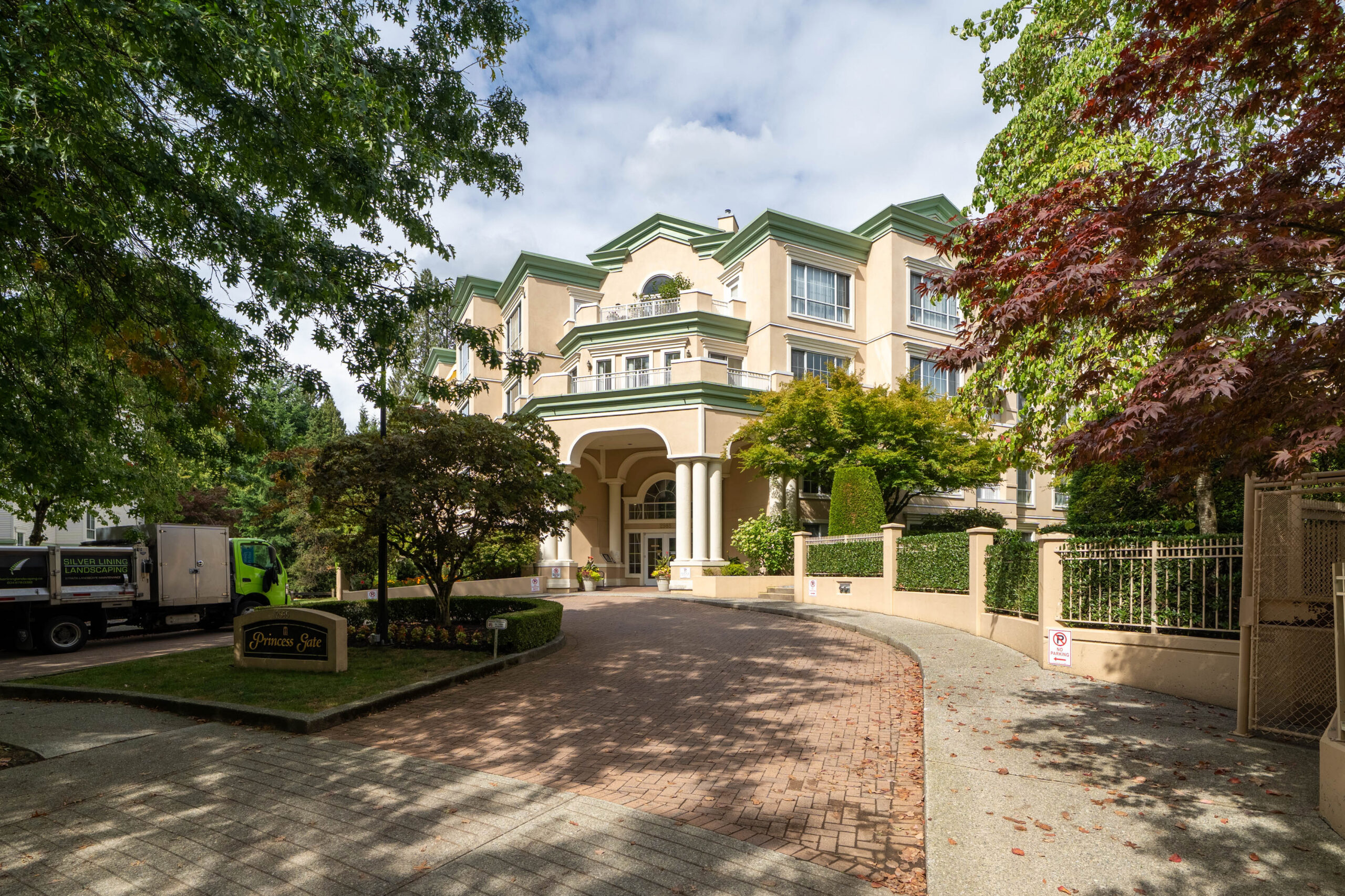 315 2985 Princess Cres - 1