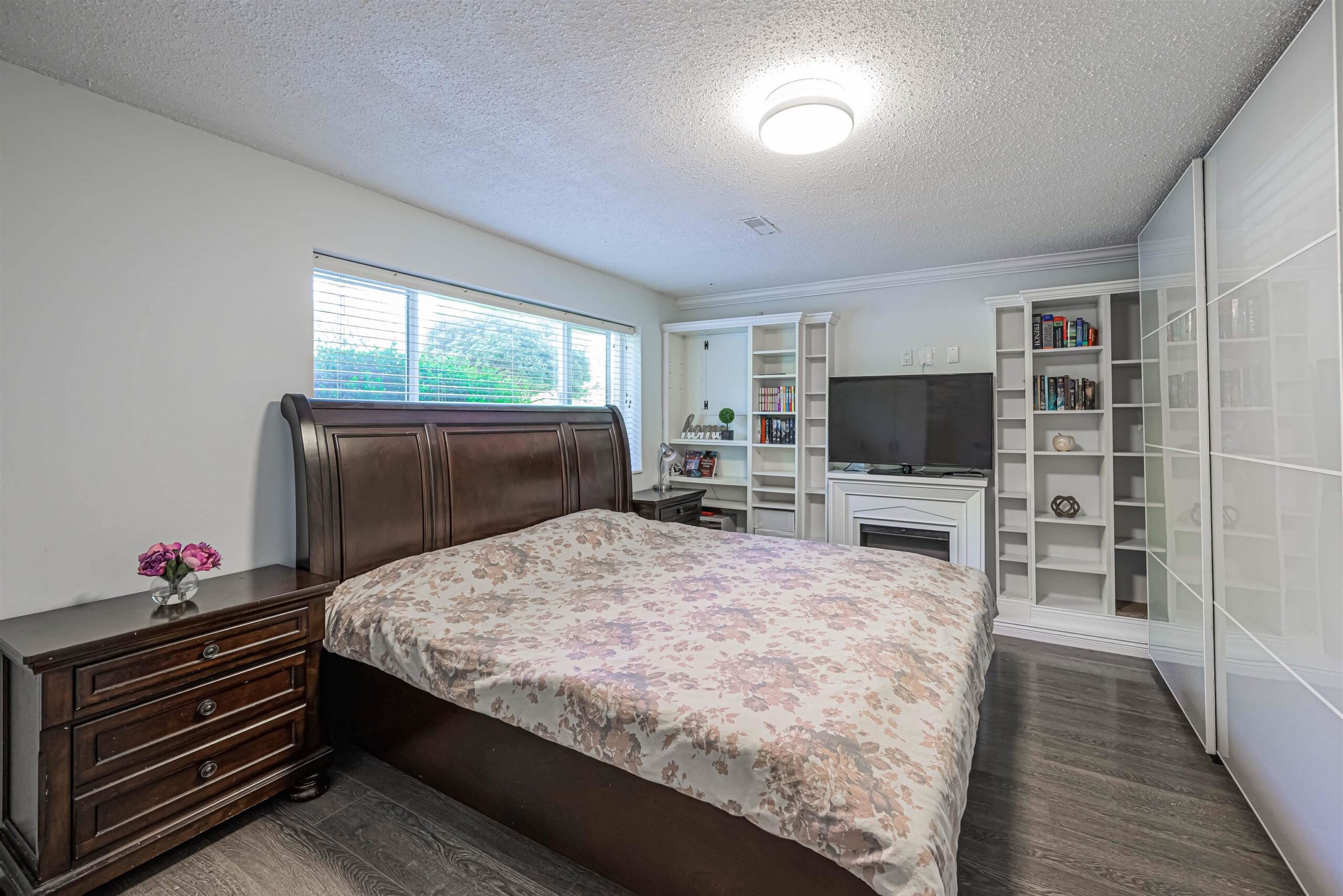 Primary bedroom in a 5-bedroom Port Coquitlam house, Oxford Heights